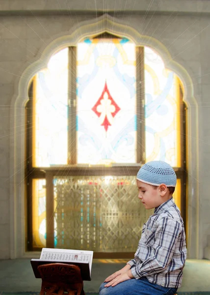 Kleine jongen in de moskee lees de koran — Stockfoto