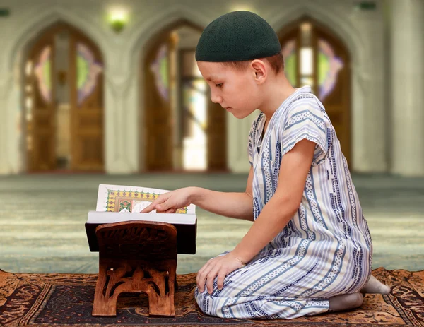 Camideki küçük çocuk Kuran okudu.
