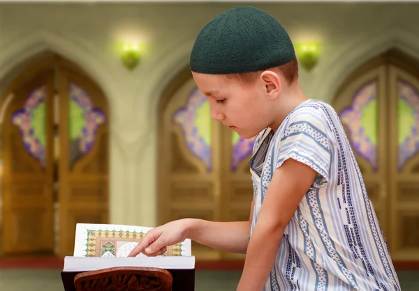Camideki küçük çocuk Kuran okudu.