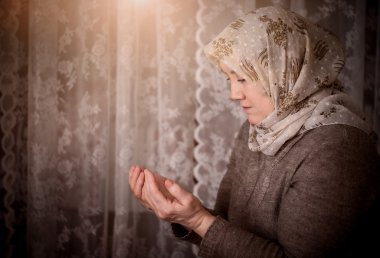 Camide namaz kılan bir kadın.