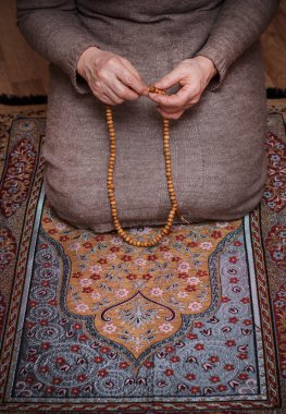 Camide namaz kılan bir kadın.