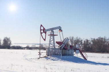 yağ pompası kış orman arka planda çalışır.