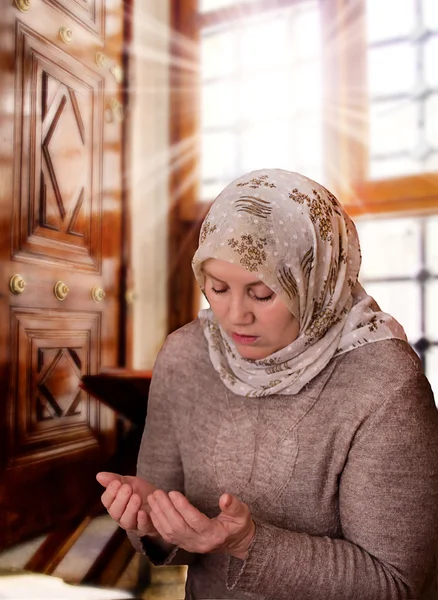 woman praying in the mosque