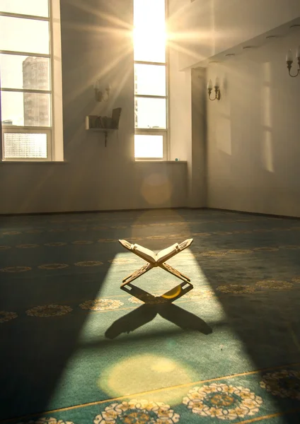 Coran - livre sacré dans la mosquée — Photo