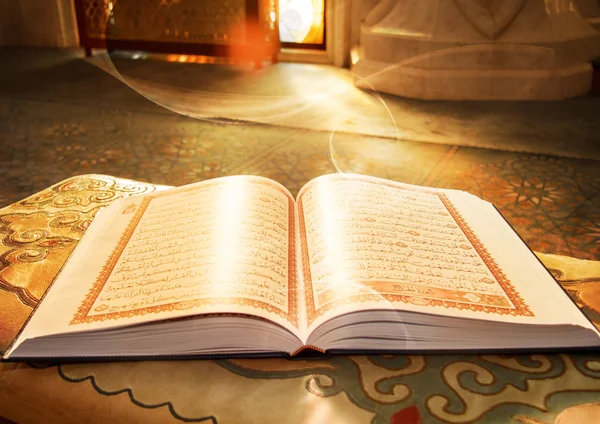 Quran - Heiliges Buch in der Moschee — Stockfoto