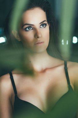 Kadınsı görünüş, siyah sutyen, göğüsler, moda.