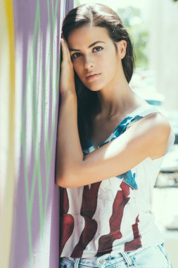 Renkli duvar, kameraya bak, Amerikan gömleği, uzun saç, moda fotoğrafçılığı, yüz yüze..