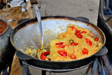 bir kazan içinde pilav