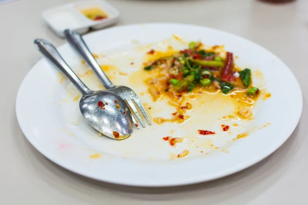 Plat blanc avec fourchette et cuillère après avoir mangé — Photo