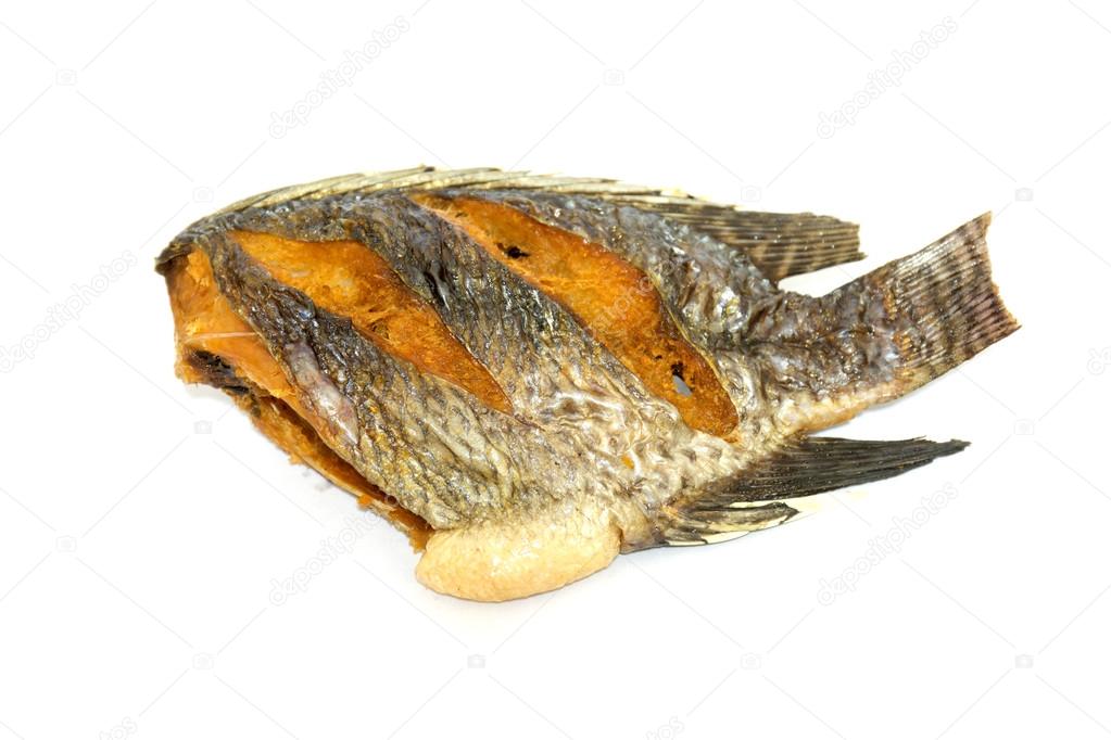 Pescado frito de tilapia frito aislado sobre fondo blanco 2023