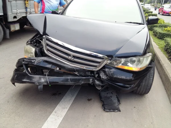 Автомобільна аварія на дорозі — стокове фото