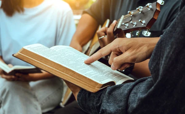 Emberek Csoportja Akik Bibliát Olvasnak Imádkoznak Istent Imádják — Stock Fotó