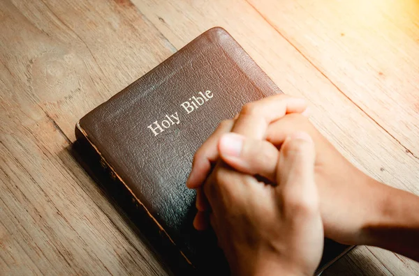 Kezek Ima Szent Biblia Asztalon Ablak Fény Keresztény Háttér — Stock Fotó