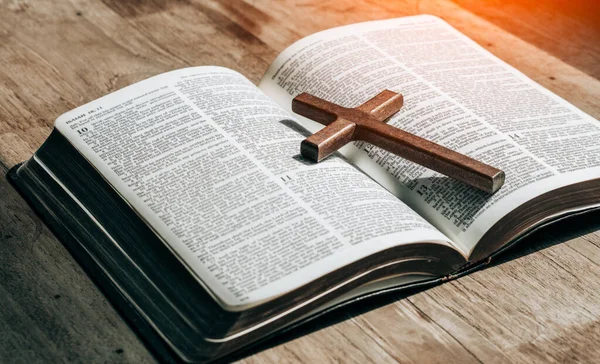 Croce Sopra Bibbia Aperta Sul Tavolo Legno Con Finestra Light — Foto Stock