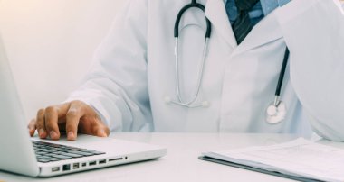 Doktor klinikte çalışıyor.