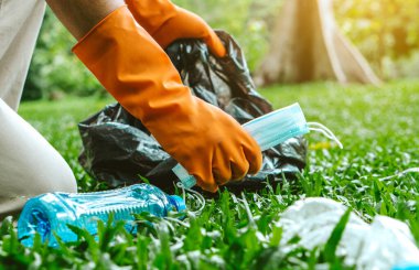 Çöpleri toplayan gönüllü bir adam. Çöp şişeleri toplandı. Plastik ve gıda atığı konsepti. Dünya gezegenini temizle, çöpleri topla, çevreyi kurtar, dünyayı kurtar..