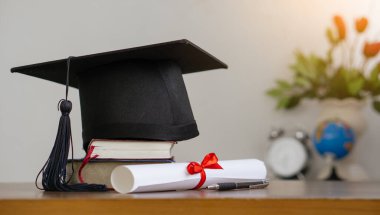 Tahta üzerinde diploma ve kitap olan havan mermisi tahtası. mezuniyet kavramı.