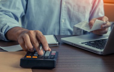 Hesap makinesi kullanan bir muhasebeci. Hesaplama Finansal Bütçe Sayımı Vat Ücreti Konsepti
