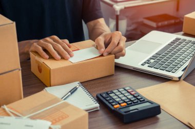 Müşteriye teslim etmek için posta kutusuna müşteri adreslerini yapıştıran çevrimiçi satıcı..