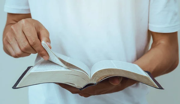 Крупним Планом Молодий Чоловік Читає Святу Біблію — стокове фото