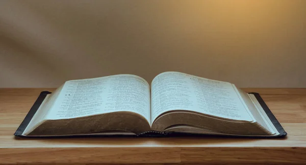 Biblia Abierta Una Mesa Madera Con Luz Ventana — Foto de Stock