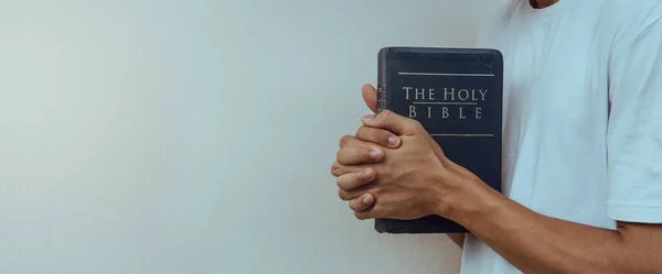 Ember Kéz Bibliával Imádkozik Kezek Összehajtva Imádságban Otthon Koncepció Hit — Stock Fotó