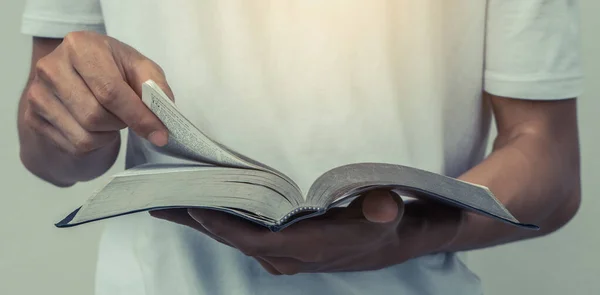 Joven Sostiene Una Biblia Abierta Lecturas Los Domingos Bibl — Foto de Stock