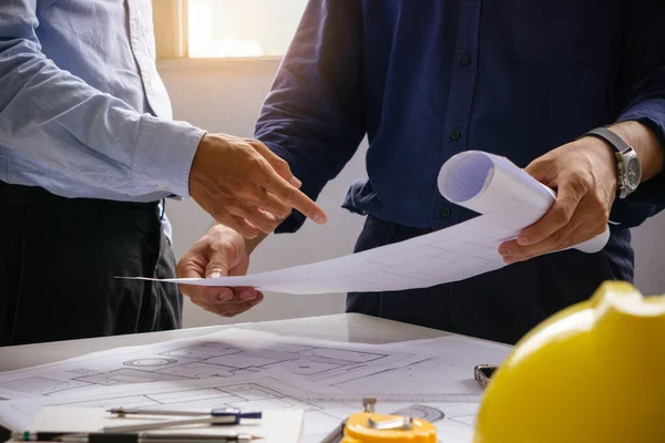 Equipo Ingenieros Que Trabajan Oficina Con Impresiones Azules Equipo Arquitectos —  Fotos de Stock