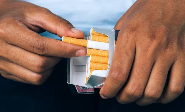 Papieros World Tobacco Day Concept Closeup Kobieta Trzymając Rękę Oderwać — Zdjęcie stockowe