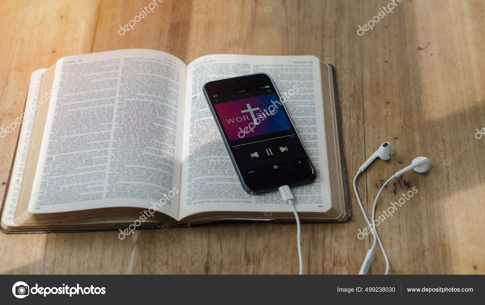 Bíblia com fones de ouvido e smartphone