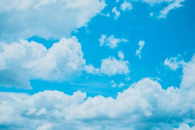 Küçük bulutlu mavi gökyüzü arkaplanı. Arka plan kavramı.