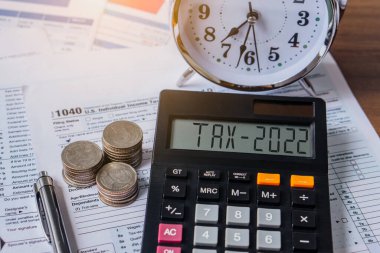 Vergi sözcüğü ve hesap makinesinde 2022 numara. 2022 'de vergi ya da fıçı öde. İş ve vergi kavramı.