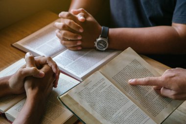 Hıristiyanlardan oluşan bir grup evde İncil okuyor ve birlikte dua ediyorlar. İnsanlar Tanrı 'ya dua ediyorlar. Çeşitli dini çekimler..