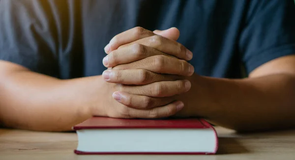 Manos Del Hombre Con Oración Biblia Oración Vida Cristiana Dios — Foto de Stock