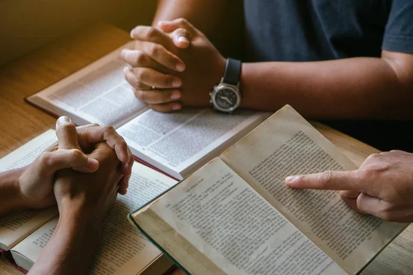 Grupo Personas Cristianas Leyendo Estudiando Biblia Casa Orando Juntos Personas — Foto de Stock