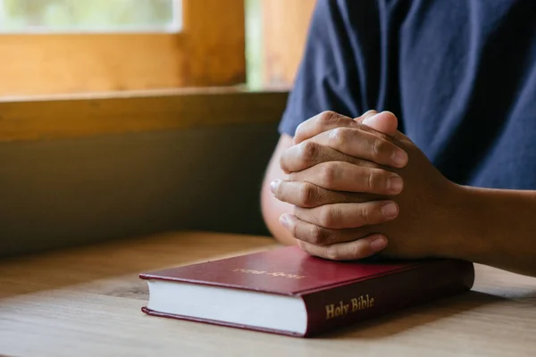 Manos Del Hombre Con Oración Biblia Oración Vida Cristiana Dios — Foto de Stock