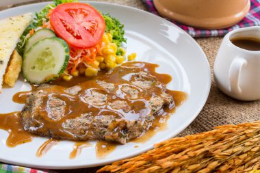 S karabiber sos, salata ve patates ile dana biftek