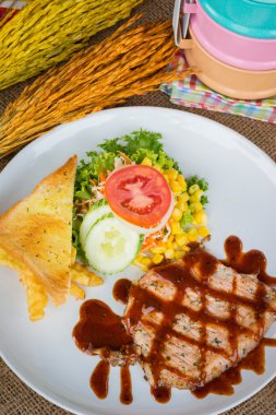 S karabiber sos, salata ve patates ile dana biftek