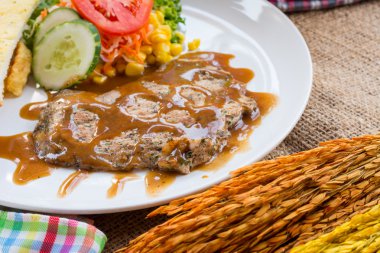 S karabiber sos, salata ve patates ile dana biftek