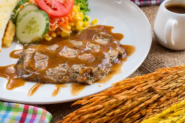 S karabiber sos, salata ve patates ile dana biftek