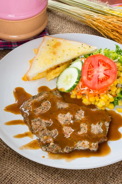 S karabiber sos, salata ve patates ile dana biftek — Stok fotoğraf