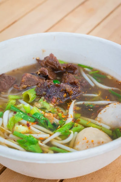 Soupe de nouilles au boeuf à la thaïlandaise ou chinoise sur fond de table — Photo