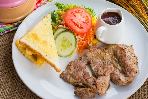 S karabiber sos, salata ve patates ile dana biftek — Stok fotoğraf