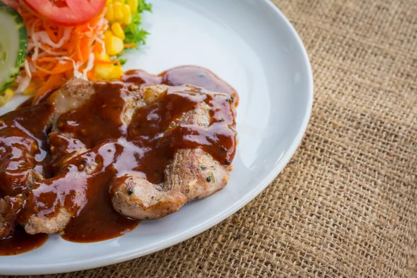 S karabiber sos, salata ve patates ile dana biftek — Stok fotoğraf