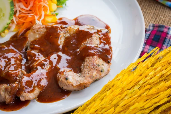 Steak de boeuf avec sauce au poivre noir, salade et frites sur s Image En Vente