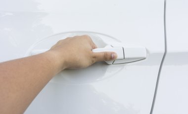 Yakın - el kadar arabanın kapıyı aç