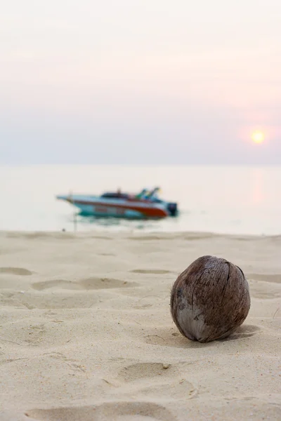 Coco na praia de Andamão com pôr do sol e barco — Fotografia de Stock