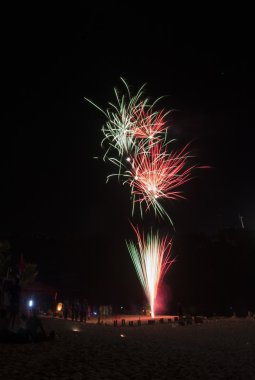 Gece gökyüzü üzerinde mutlu yeni yıl 2016 renkli havai fişek