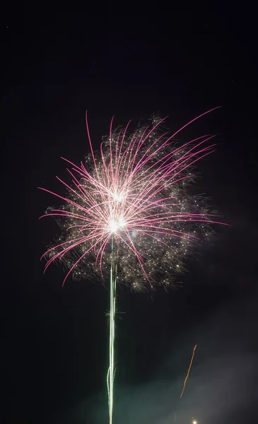 Feliz Año Nuevo 2016 fuegos artificiales de colores en el cielo nocturno —  Fotos de Stock
