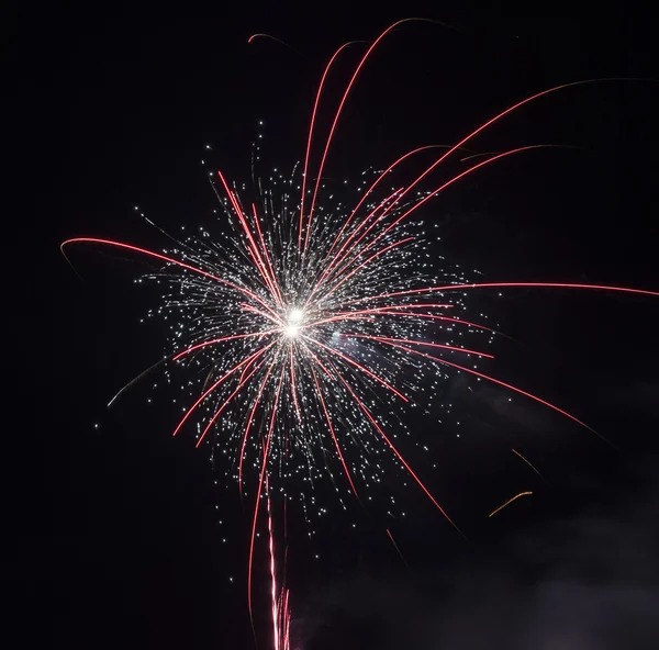 Feliz Año Nuevo 2016 fuegos artificiales de colores en el cielo nocturno —  Fotos de Stock